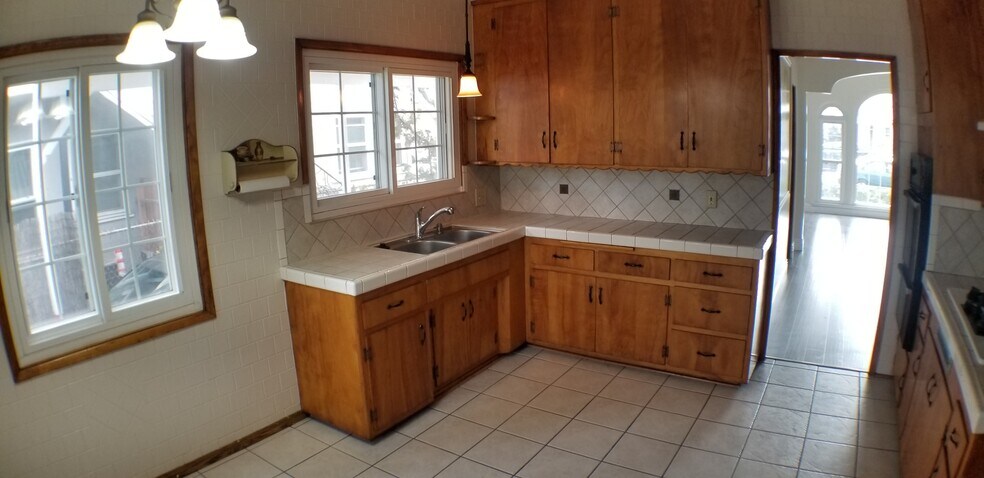 Kitchen - 512 S Flower St