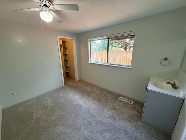 Building Photo - Newly renovated 1892sqft 4-bedroom, 3-bath home in Portland,
