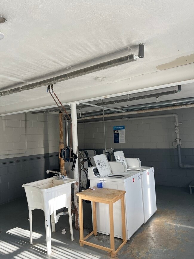 Building Photo - 560 Princeton St