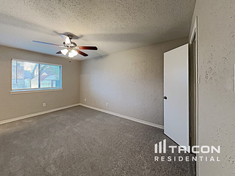 Building Photo - 8620 Santa Clara Dr