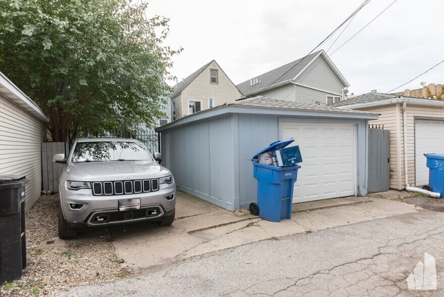 Building Photo - 3570 W Dickens Ave
