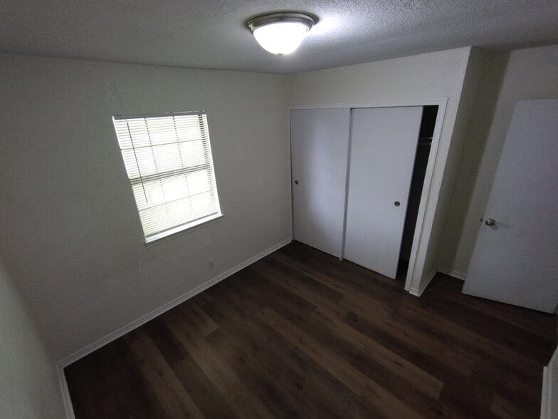 bedroom 1 - 518 Riverdale Dr