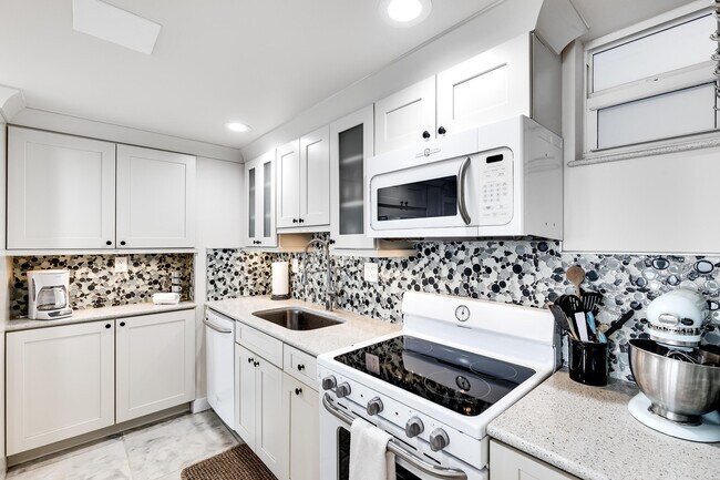Building Photo - 2508 Bay Dr