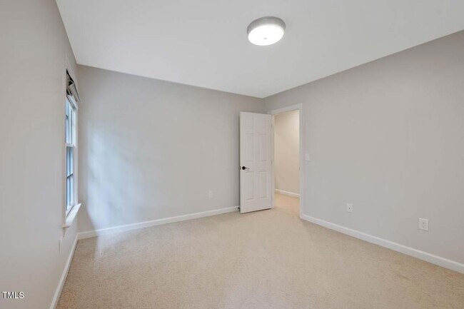 Building Photo - 1202 Summerville Ln
