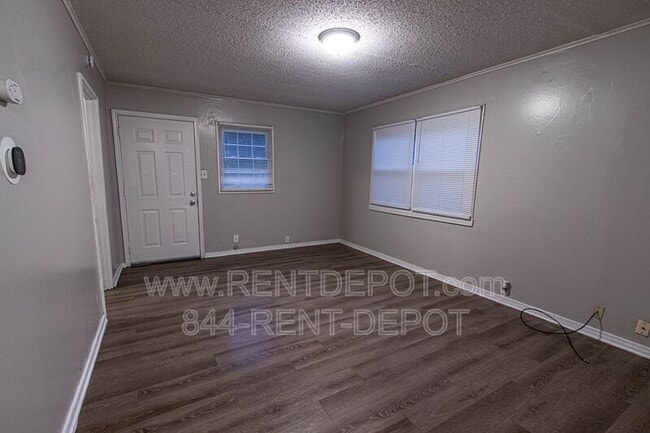 Building Photo - 2023 Ravenswood Dr