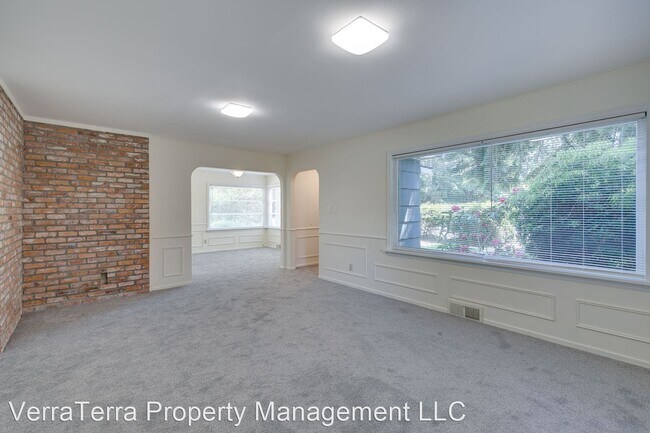 Building Photo - 3 br, 2 bath House - 7658 NE 12th St