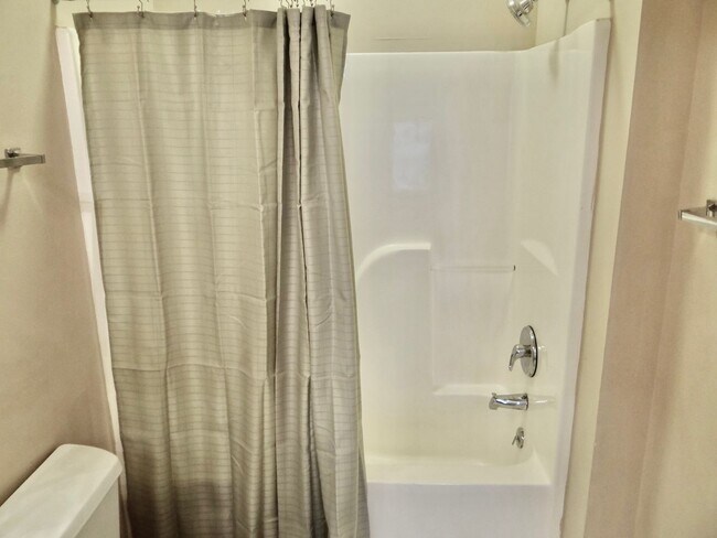 Building Photo - 6 month to 1year Fully Furnished Rental