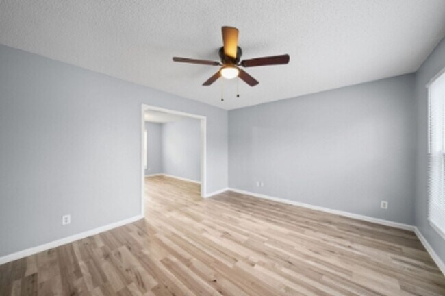 Building Photo - 3 Bedroom 1 Bath Home - Recently Refreshed