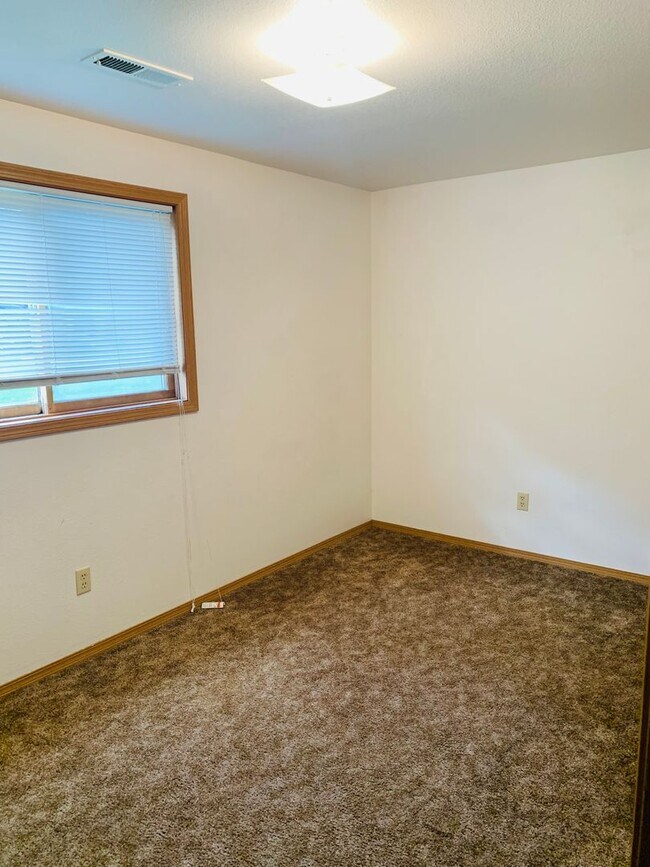 Building Photo - Split Level - 2 Bed - 1 Bath - Lolo Condo