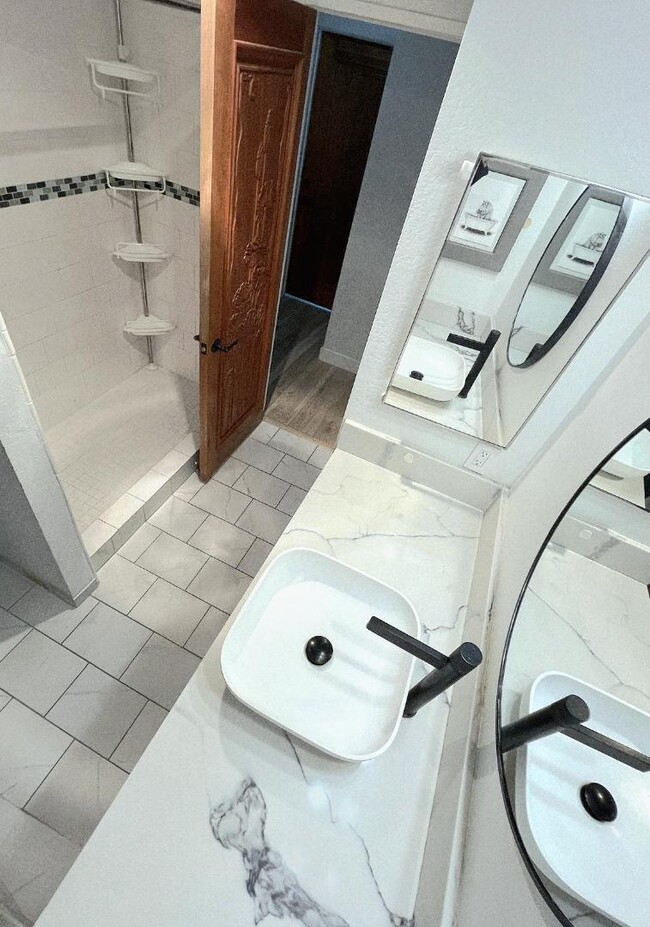 Building Photo - 785 W 19th St