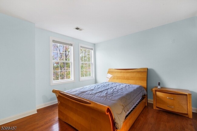 Building Photo - 265 Victoria Dr