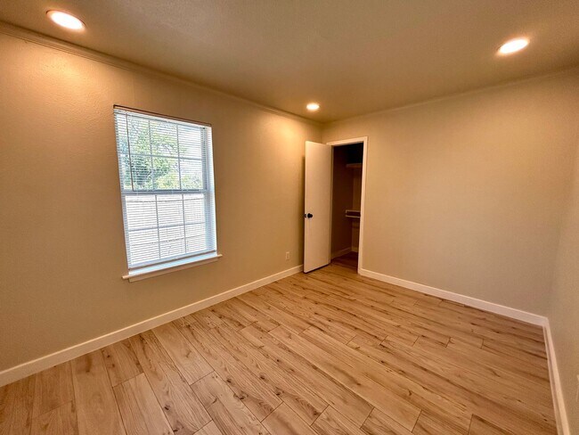 Building Photo - 1005 W MLK #A