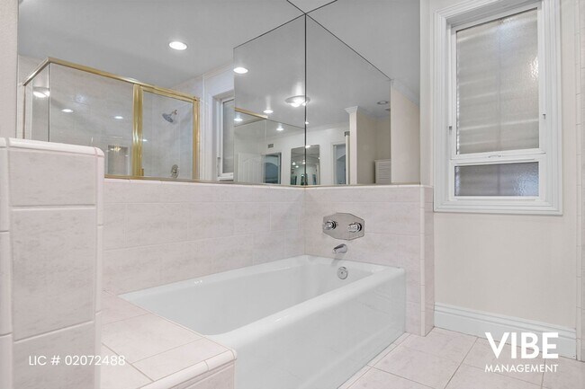 Building Photo - Gorgeous GUARD GATED Westlake Island 3+3 h...