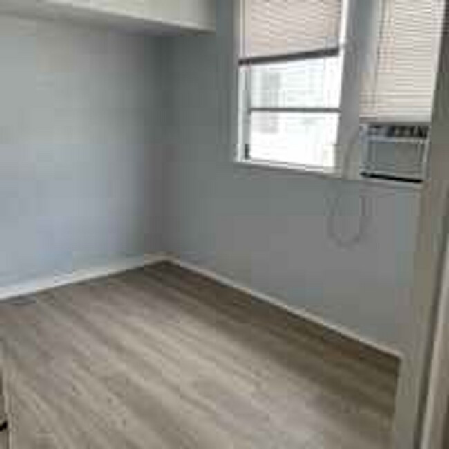 Building Photo - 612 26th St W