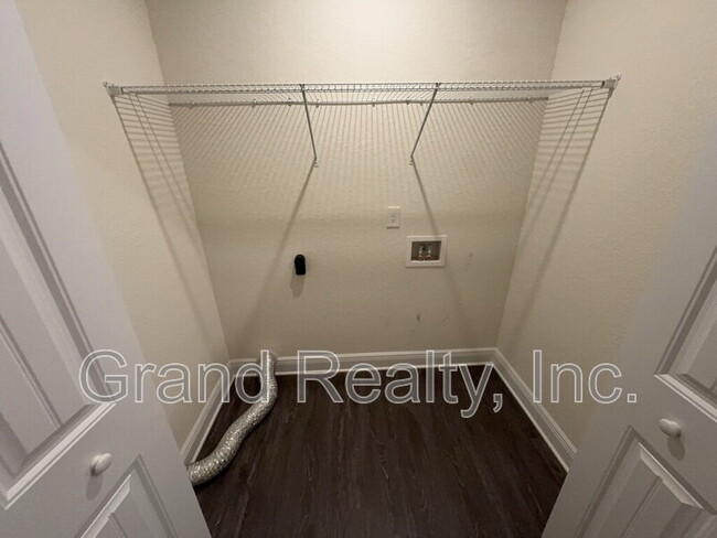 Building Photo - 4425 Village Oak Ln