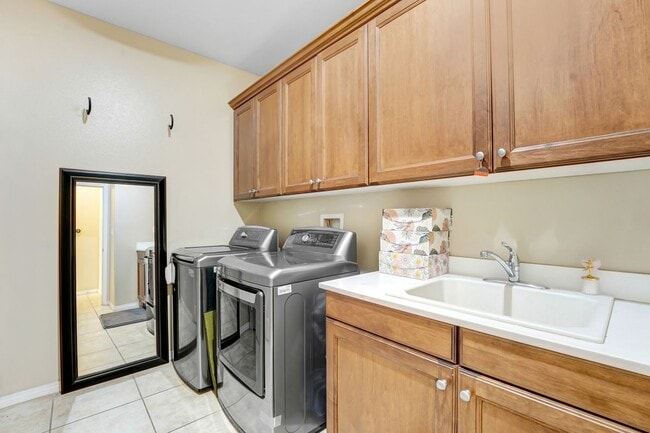 Building Photo - 26525 Craftsmen Ct