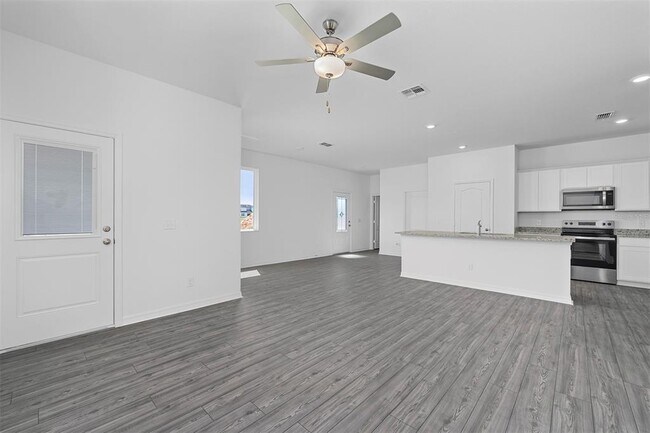 Building Photo - 552 Bay Leaf Dr