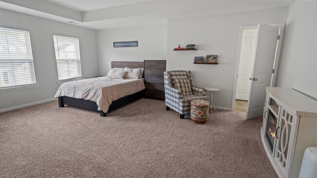 Building Photo - Stylish 3 Bedroom Townhome in The Commons – Richmond Hill Living at Its Finest