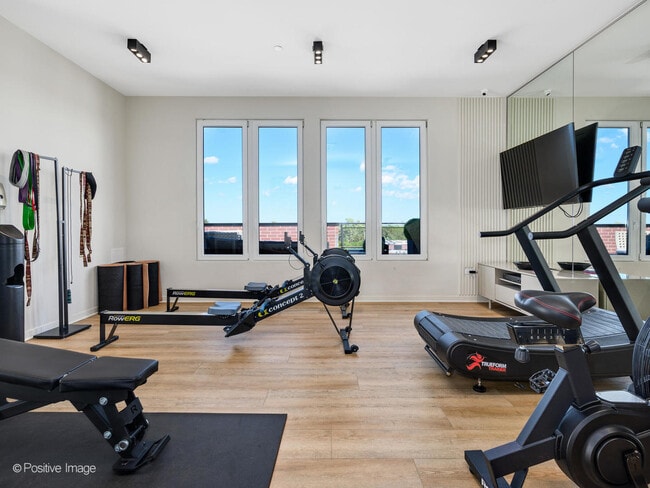 Building Photo - 2801 N Thatcher Ave