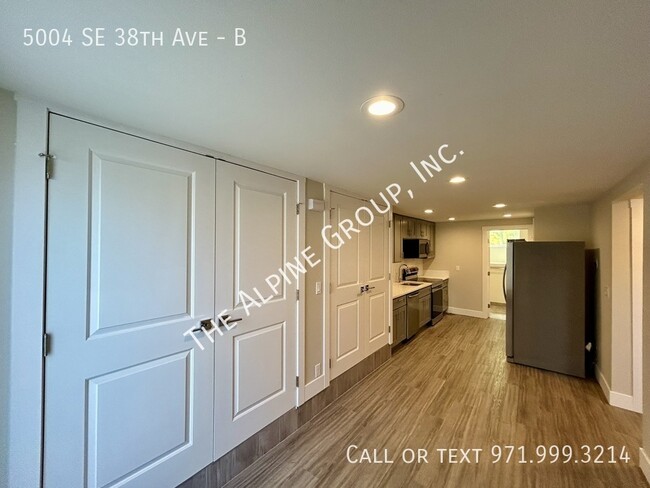 Building Photo - Updated 2 Bedroom near Reed College