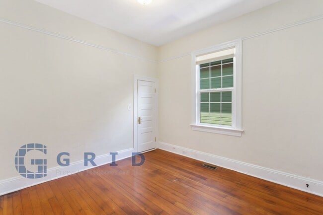 Building Photo - Gorgeous 2 Bedroom Victorian Home!