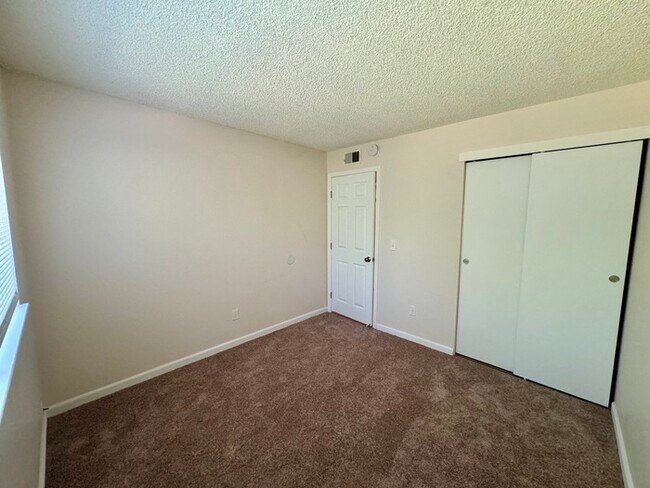 Building Photo - 2/2 duplex in Fair Oaks