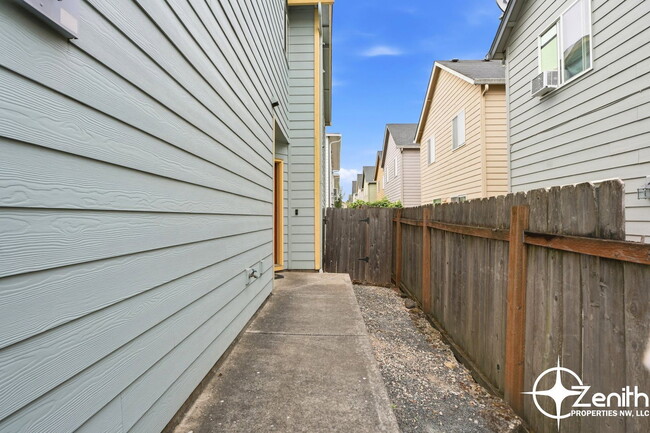 Building Photo - 5618 NE 74th Ct