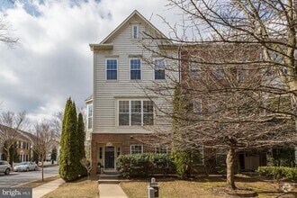 Building Photo - 441 Leaning Oak St
