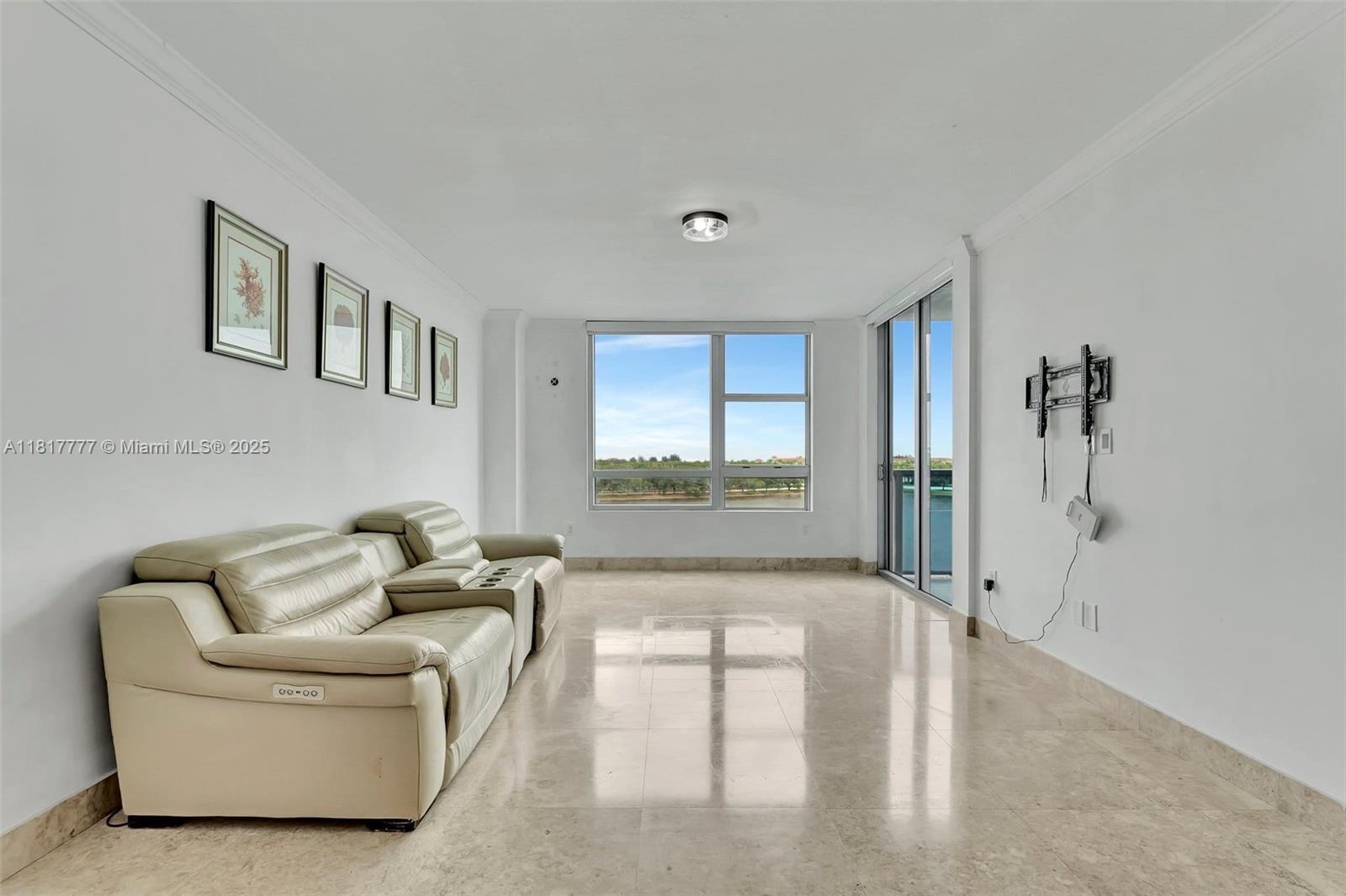 Building Photo - 2641 N Flamingo Rd