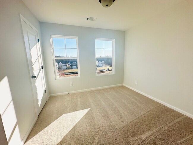 Building Photo - 853 York Aly