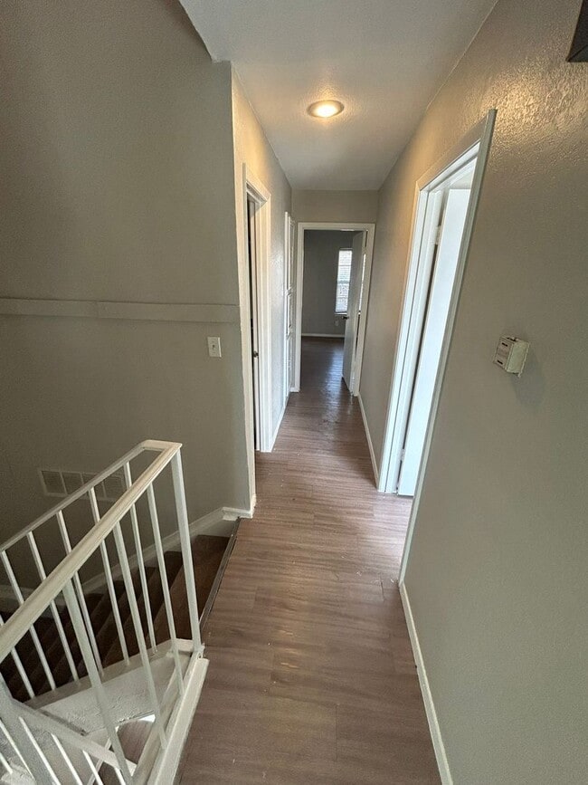 Building Photo - Enjoy a convenient and stylish living!