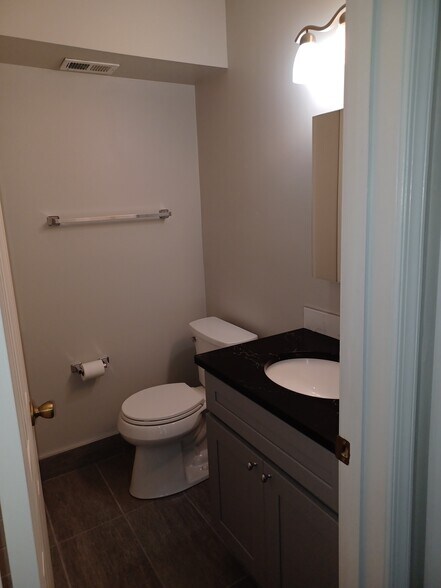Main bathroom - View 1 - 2208 Clark Ct