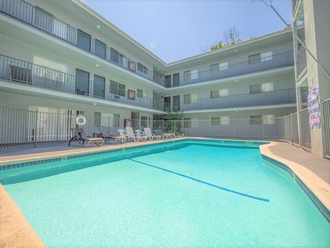 Building Photo - Modern 1-Bedroom Apartment in Prime Sherman Oaks