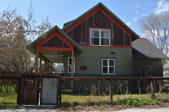 Building Photo - 3 Bed 2 Bath Beautiful Craftsman Home in Missoula $2,900/month