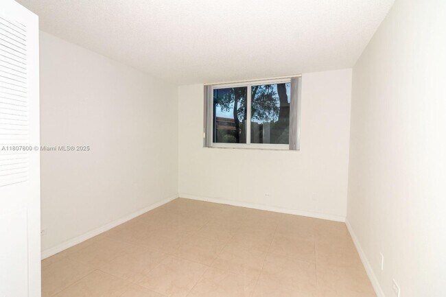 Building Photo - 447 NE 195th St