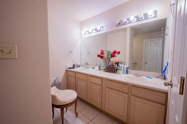 Building Photo - 7521 Country Club Dr