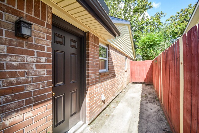 Building Photo - 7222 Pella Dr