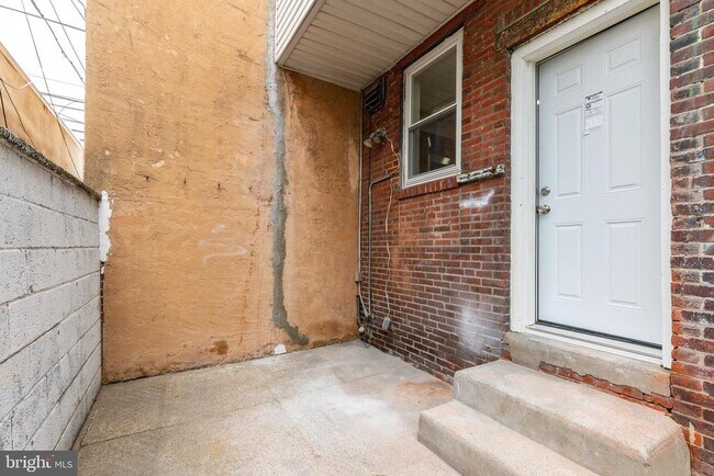 Building Photo - 2102 S Opal St