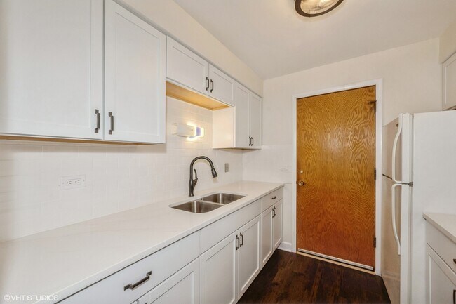 Building Photo - 5102 N Leonard Dr