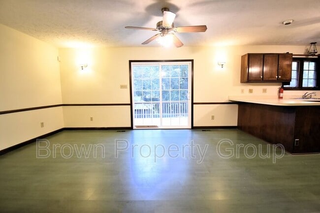 Building Photo - 901 Fredonia Dr