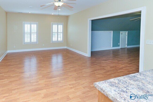 Building Photo - 305 Walden Glen Ct