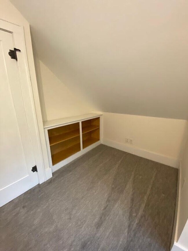 Building Photo - Charming 3-Bedroom, 1 1/2 Bath Upper Duplex in Beautiful Garfield Park Neighborhood