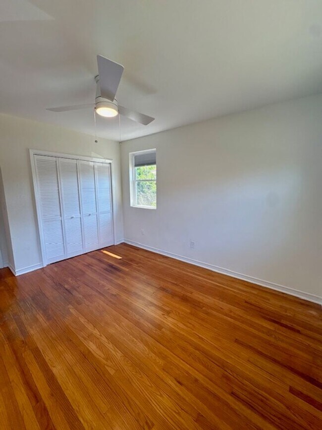 Building Photo - Fully Renovated Three Bedrooms Condo in South Windermere