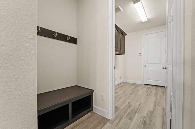 Building Photo - 9339 Fairfield Oaks Ln