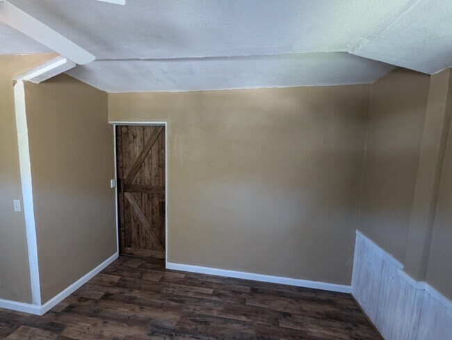 Building Photo - 402 Oregon St