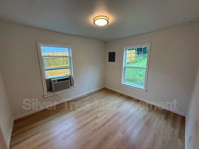 Building Photo - 506 W Parnell St