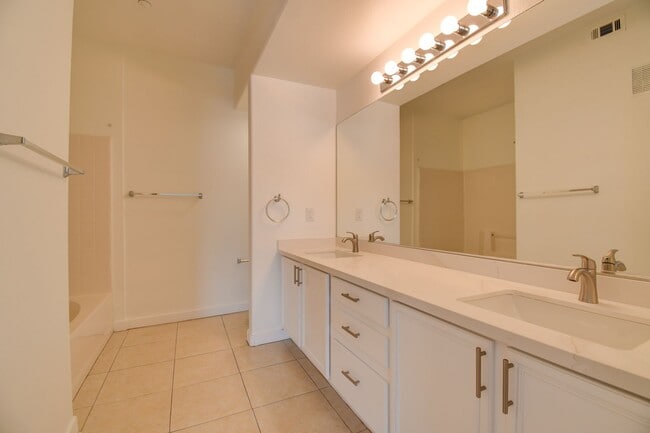 Building Photo - Beautiful 2 BR In Gated 89052 Community