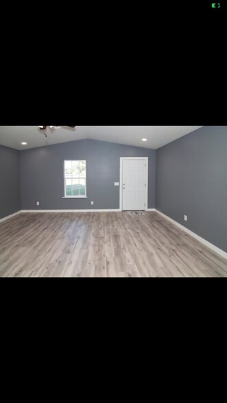 Building Photo - 305 S 12th St