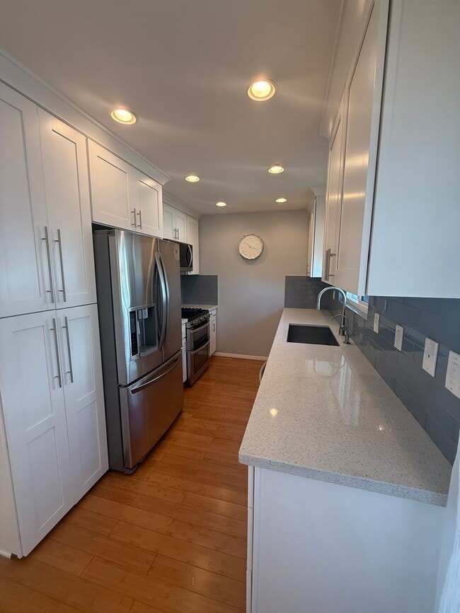 Building Photo - Turnkey End-Unit Townhome with Vaulted Ceilings & Garage