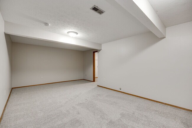 Building Photo - 652 Hidden Valley Ct